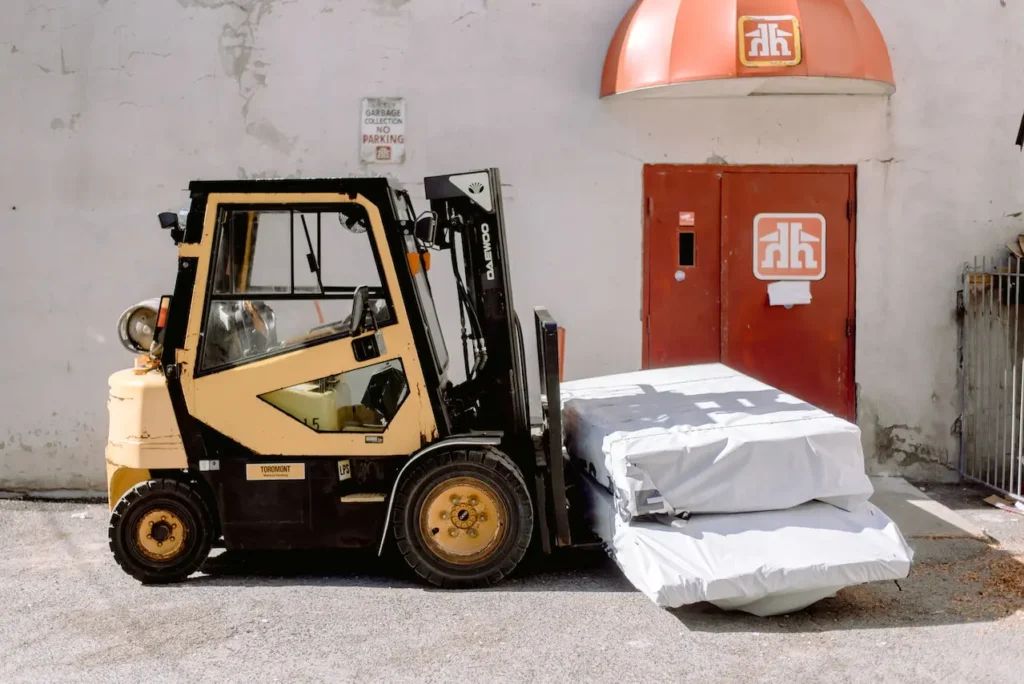Forklift rental - what are the advantages and disadvantages?